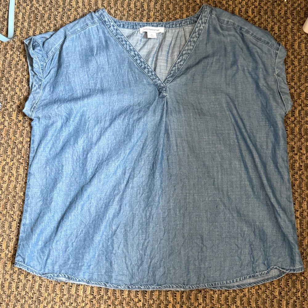 3/$25 ✨ Liz Claiborne Chambray V-Neck Top XL